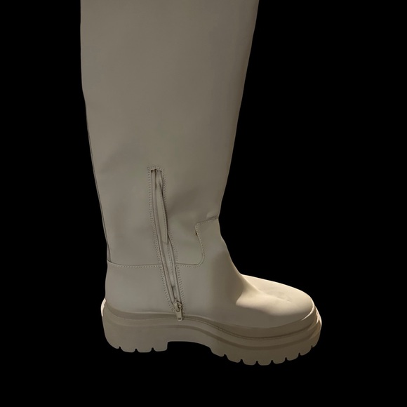 Steve Madden Shoes - Cool planet Creme colored Steve Madden platform boots. New with tags